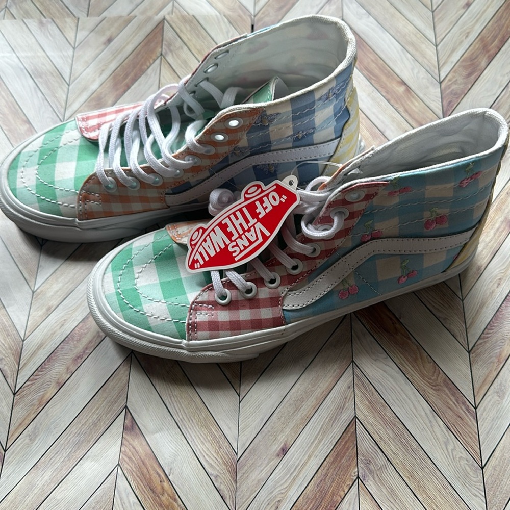 VANS HI-TOP CHERRY 🍒🌸 SIZE 6.5 (W)